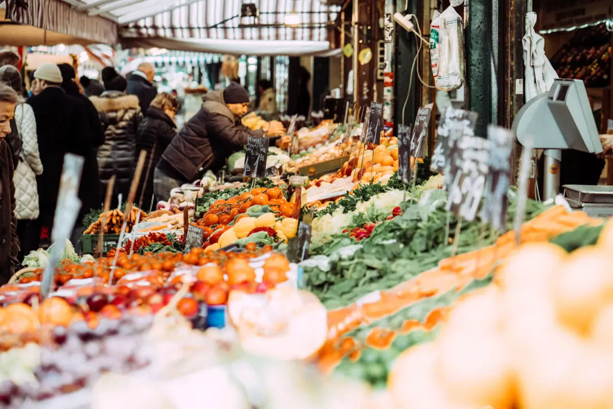 Naschmarkt Wien Markt mit vielen Früchten und Gemüse.