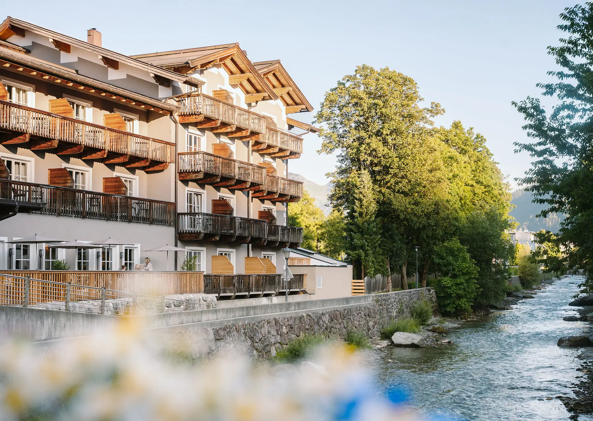 Ein Gebäude mit Balkonen und einem Fluss im Vordergrund.