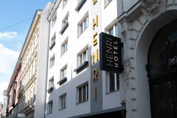 Ein Schild an einem Gebäude.