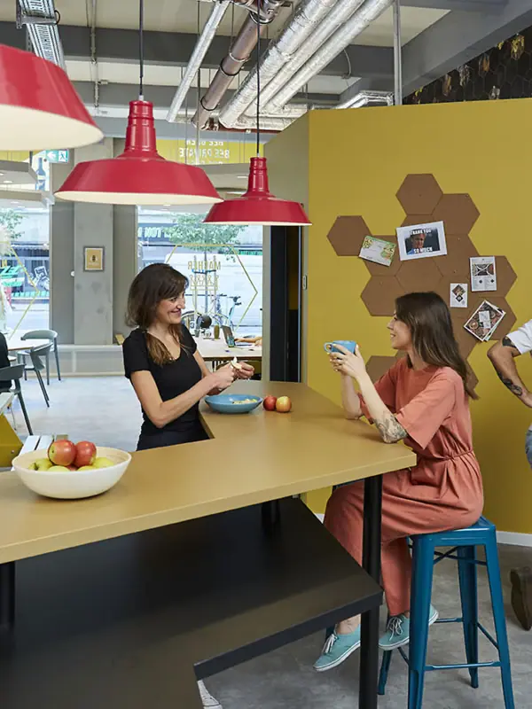 Eine Gruppe von Menschen sitzt an einem Tisch.