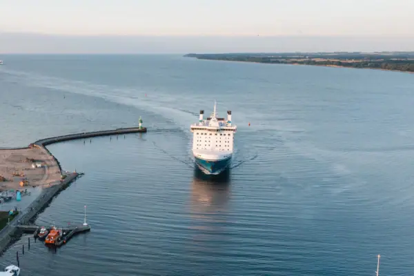 Fähre Schiff beim einlaufen in den Travemünder Hafen.