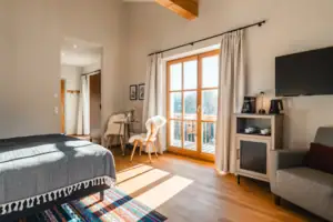 Schlafzimmer mit einem Fernseher und einem Bett.