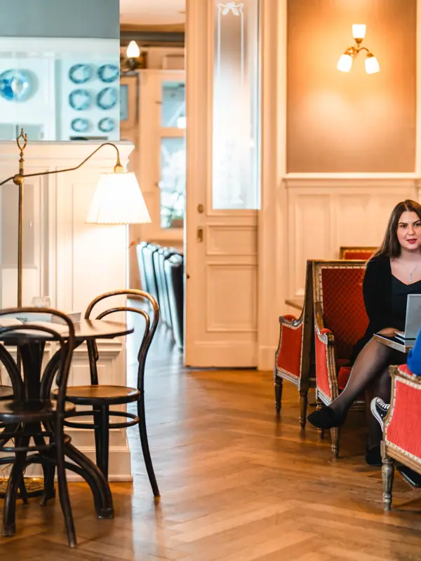 Eine Gruppe von Frauen sitzt auf Stühlen.