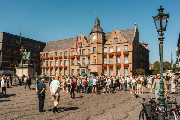 Eine Gruppe von Menschen vor dem Rathaus in Düsseldorf.