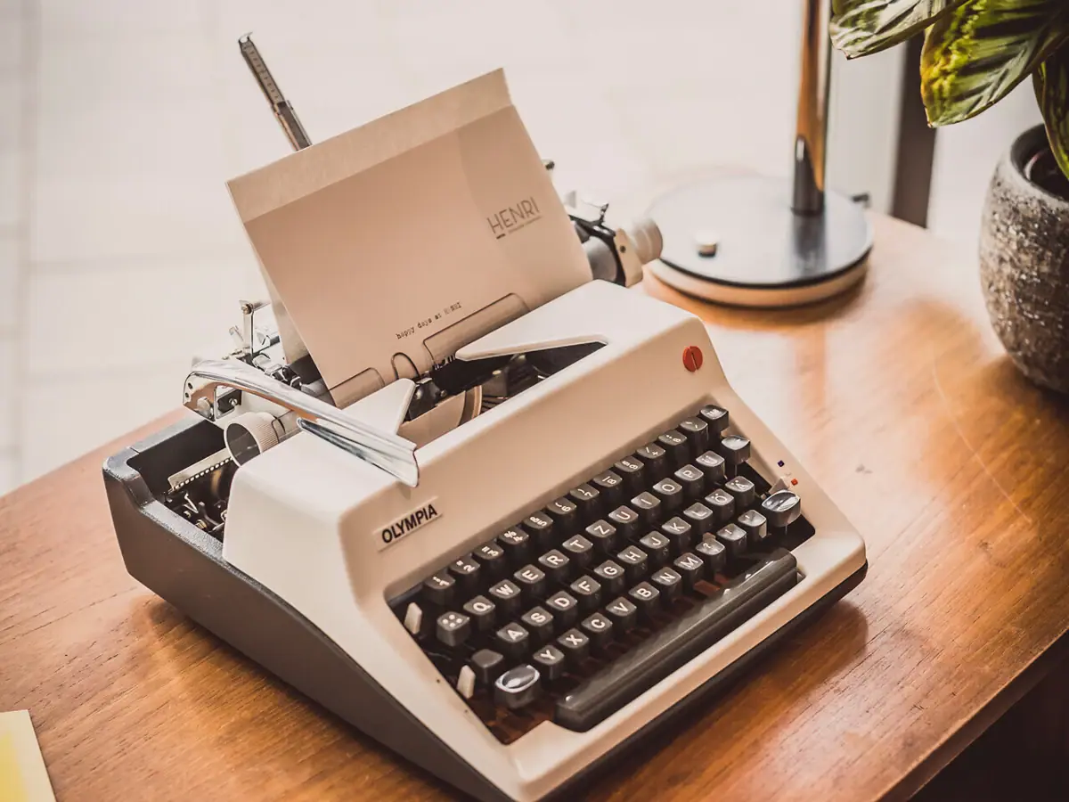 Schreibmaschine auf einem Schreibtisch