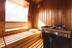 Finnische Sauna im HENRI Hotel Hamburg Holzbank in einer Sauna