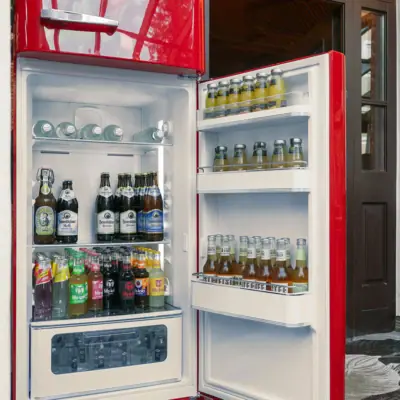 Open Fridge im HENRI Garmisch-Partenkirchen Ein Kühlschrank mit Bierflaschen