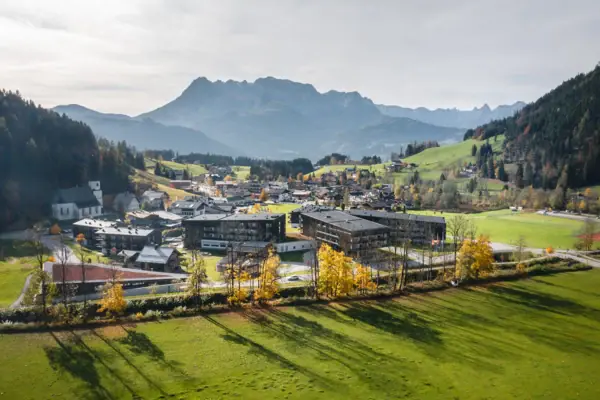 Stadt in einem Tal mit Bergen im Hintergrund