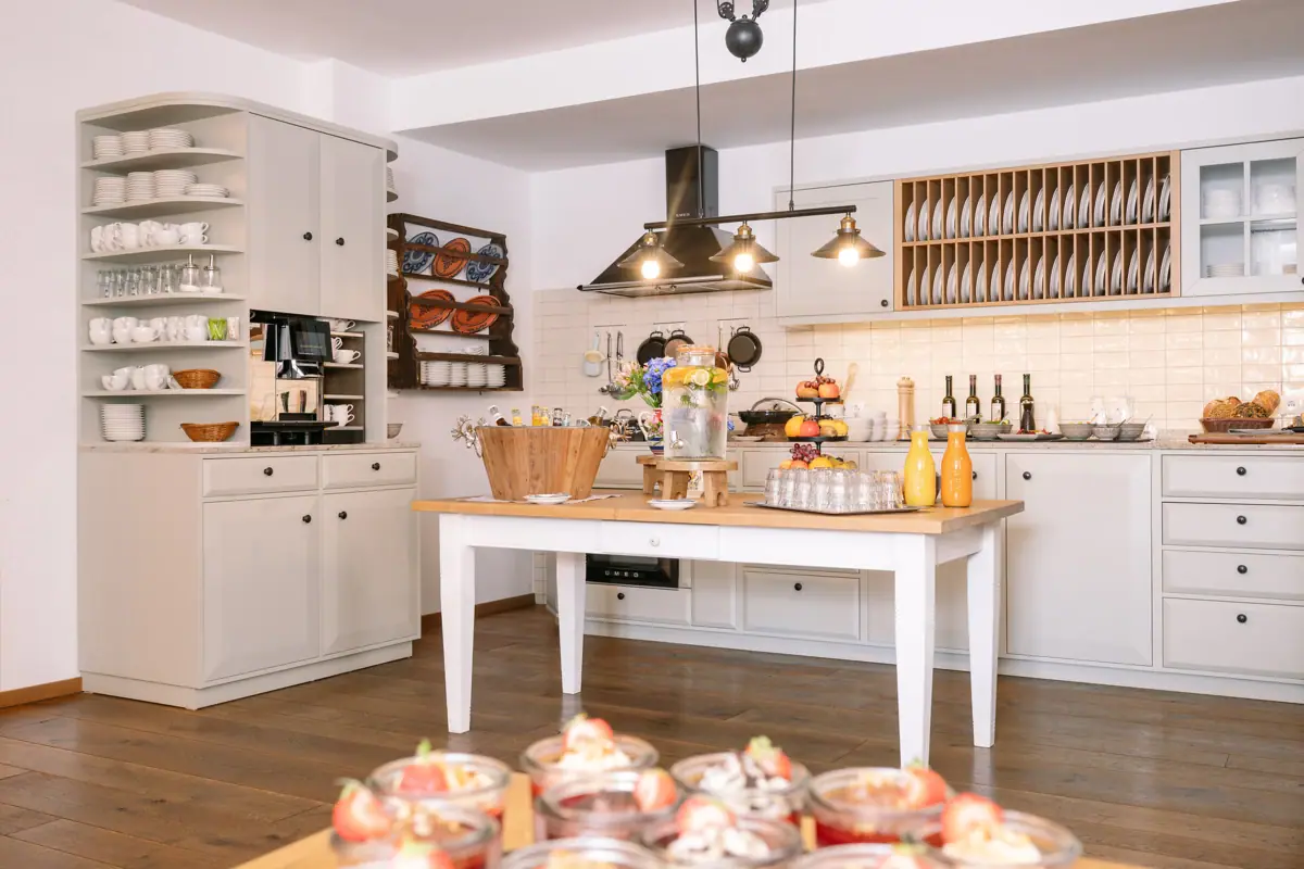 Küche mit einem Tisch voller Speisen.