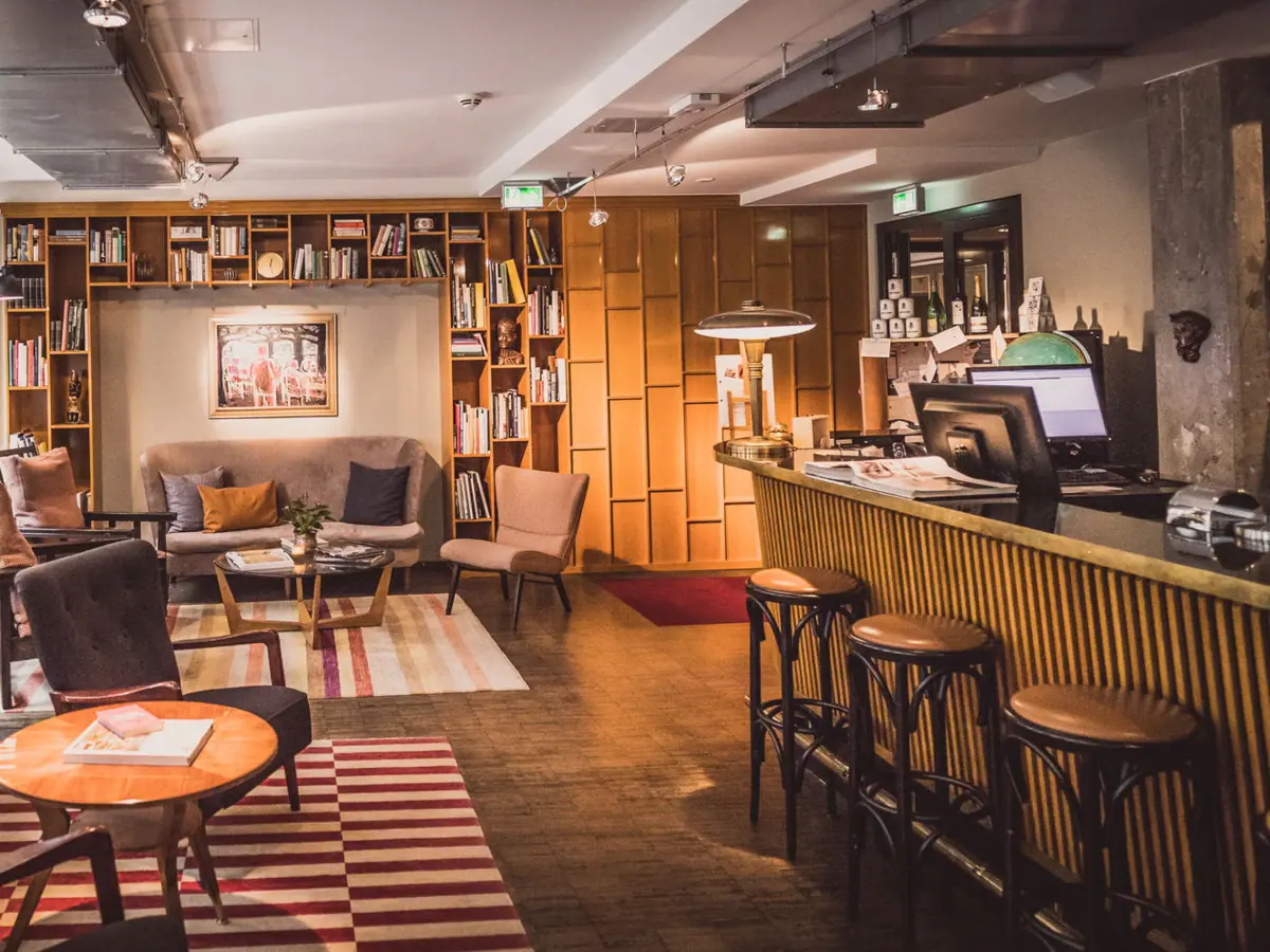 Holztresen im HENRI Hotel Hamburg