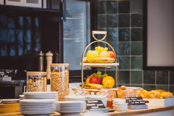 Ein Tisch mit Tellern und Speisen darauf.