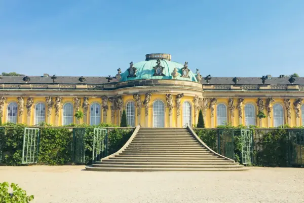 Sanssouci-Palast mit Treppe im Vordergrund