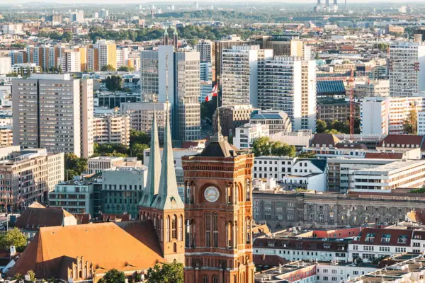 Großstadt mit einem Uhrturm im Vordergrund.