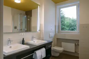 HENRI GAP Salon mit Balkon Badezimmer mit Fenster und Waschbecken