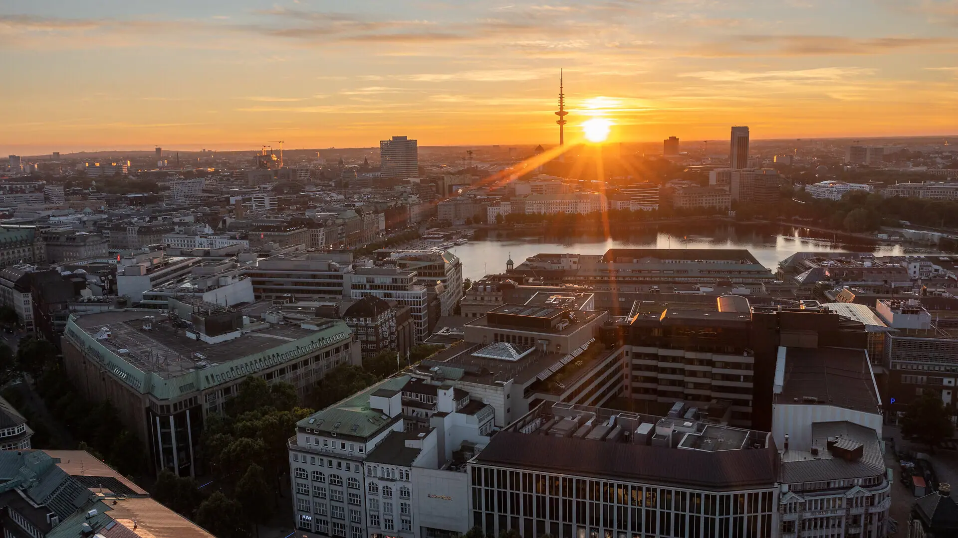 Hamburger Skyline beim Sonnenuntergang mit dem Fernsehturm und der Binnenalster.