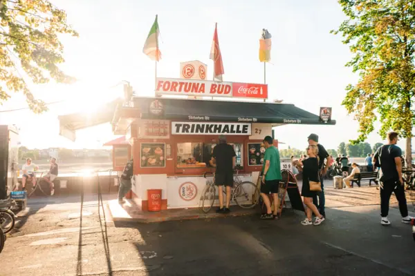 Die Fortuna Bude mit Menschen davor.