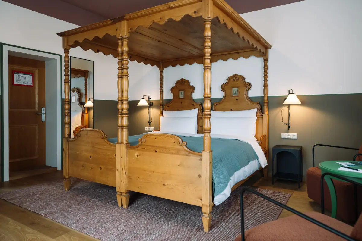 Ein Bett in einem Schlafzimmer.