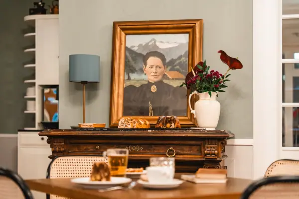 Gemälde einer Frau auf einem Tisch