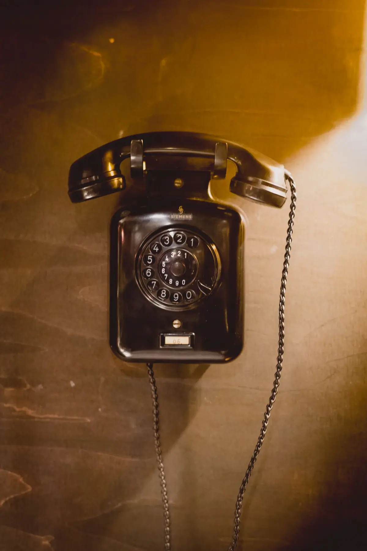 Antikes Telefon mit Wählscheibe