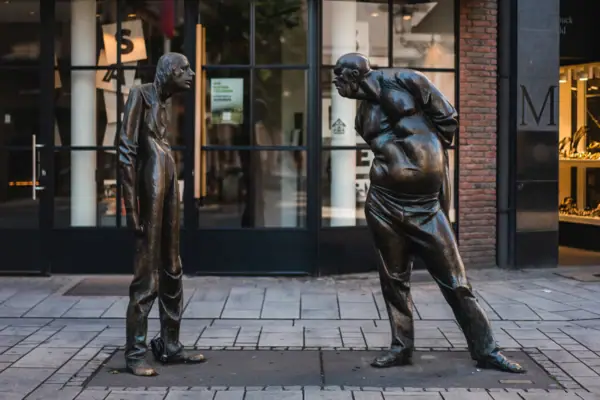 Düsseldorf Altstadt Bronzeskulptur eines Mannes und einer Frau