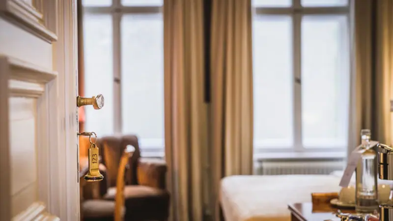 Eine Tür mit einem Schlüssel im Schloss.