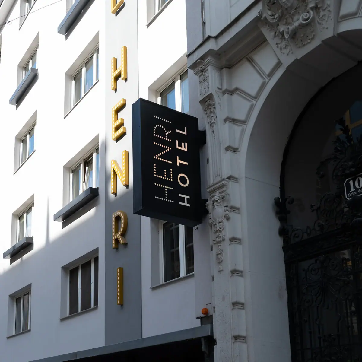 Ein Schild an einem Gebäude.