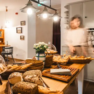 Ein Tisch mit Snacks und Gebäck.
