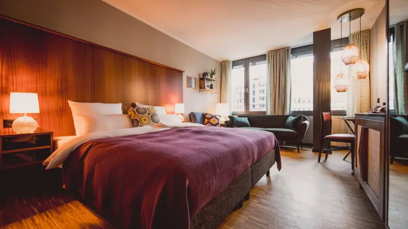 Hotelzimmer mit Bett und Tisch.