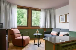 Sitzbereich mit ausziehbarer Couch Wohnzimmer mit Couch und Tisch.