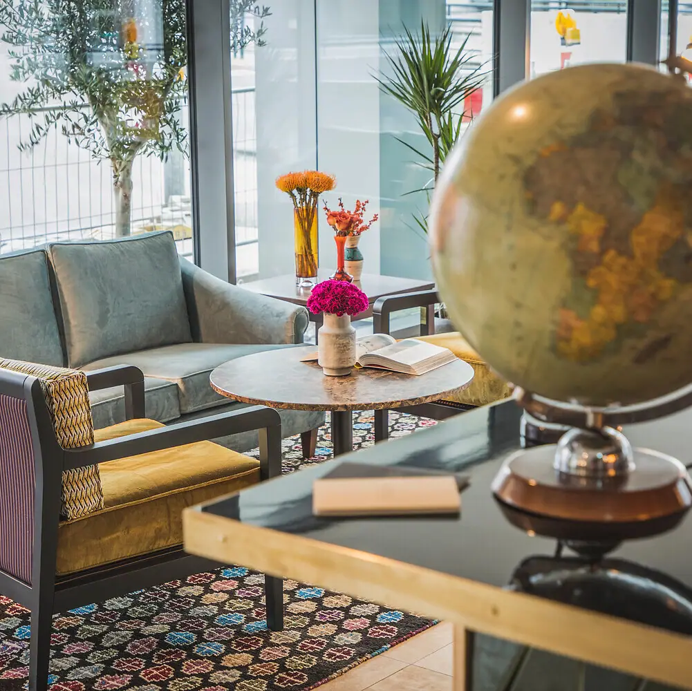 Ein Raum mit einem Globus und einer Couch.