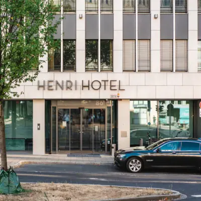 Eingang ins Gebäude mit parkendem Auto davor