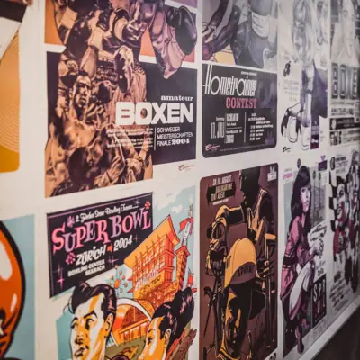 Eine Wand mit Postern.