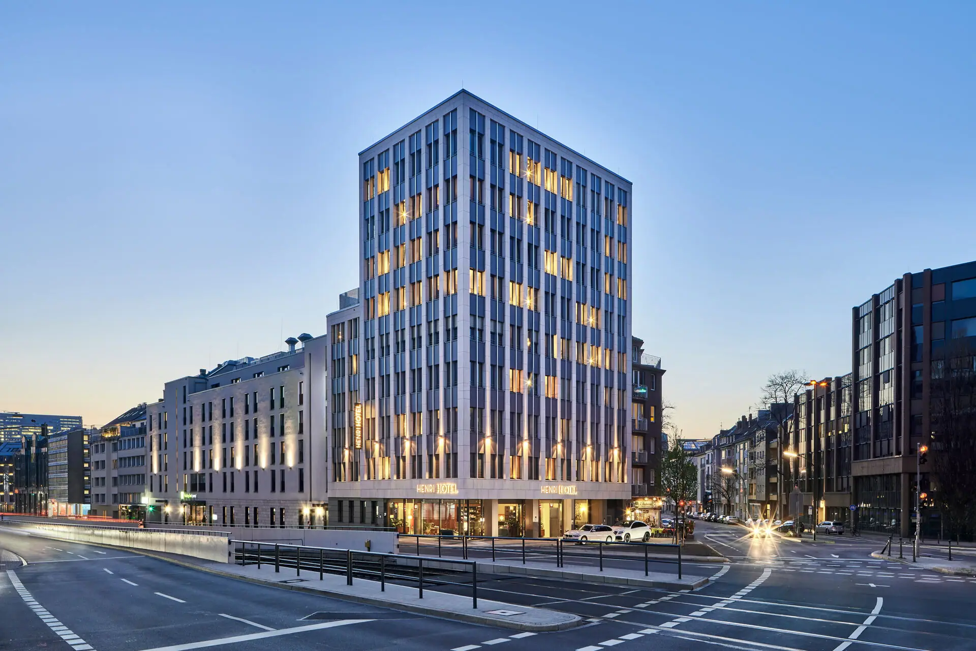 Beleuchtetes Gebäude in städtischer Umgebung bei Nacht