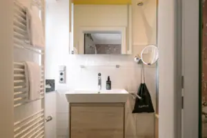 HENRI GAP Petit Kabinett Badezimmer mit Spiegel und Waschbecken