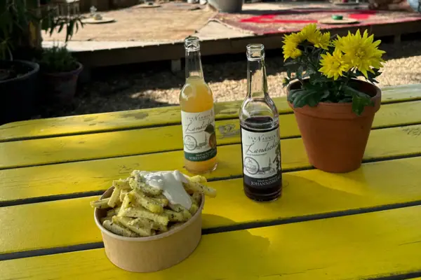 Ein Tisch mit Essen und Getränken darauf.