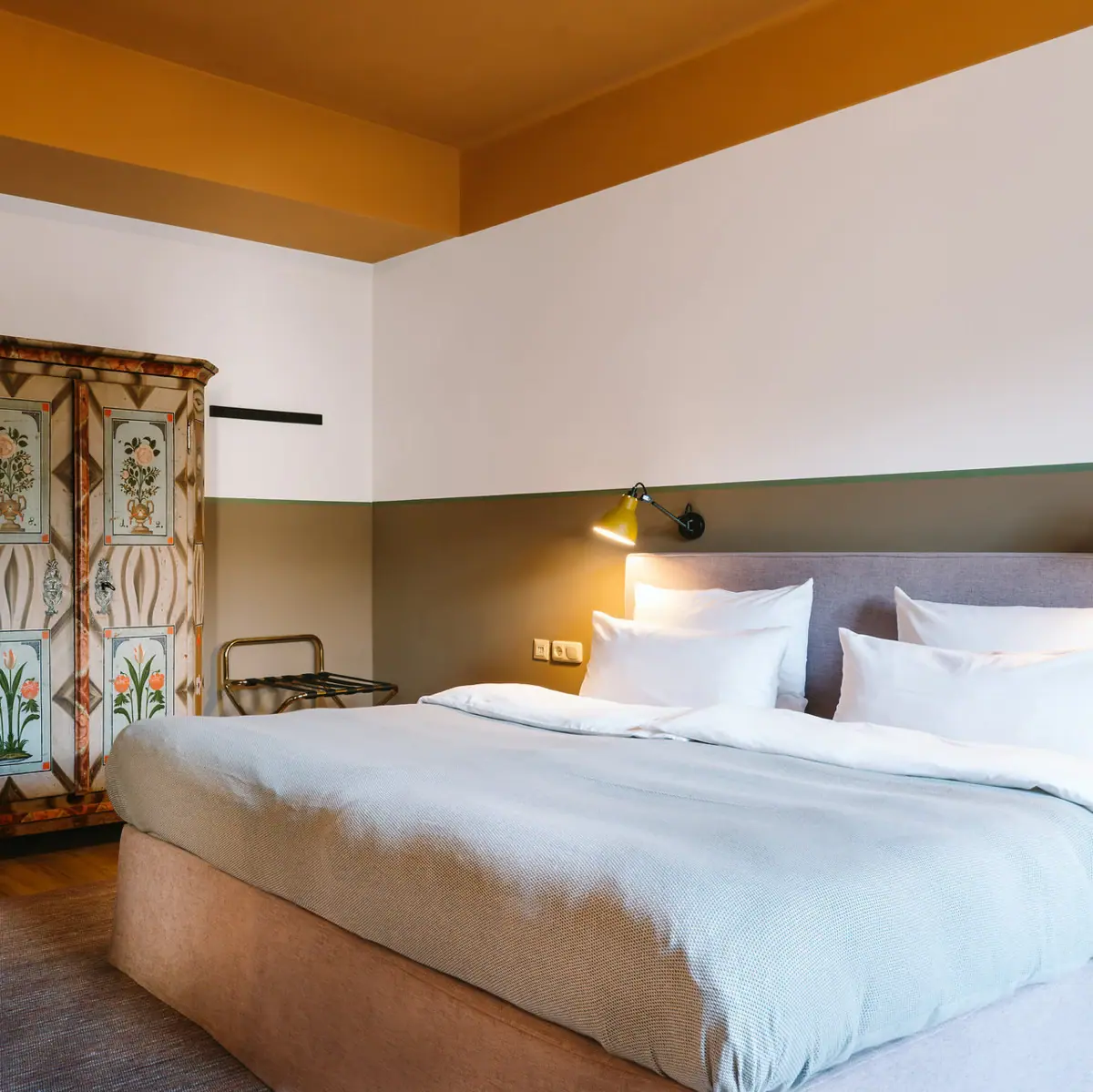 Ein Zimmer mit einem Bett und einem Schrank.