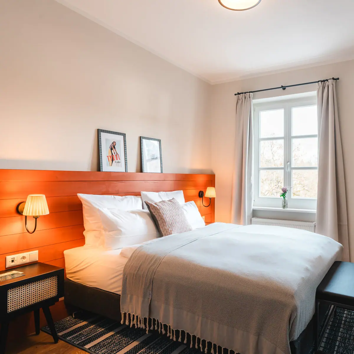 Ein Bett mit einem Holz-Kopfteil und einer Lampe.