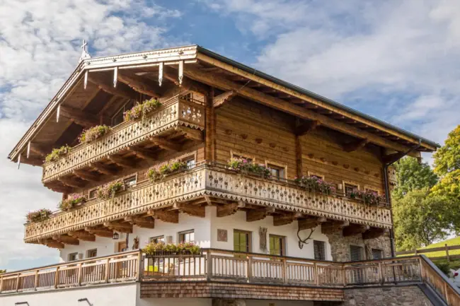 Rosi's Sonnbergstuben Ein Gebäude mit einem Balkon vor blauem Himmel.
