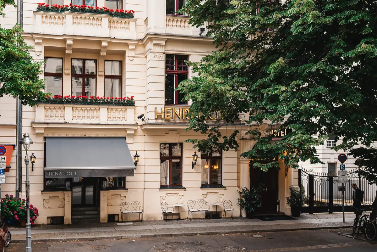 Ein Gebäude mit Fenstern und umgebenden Bäumen.