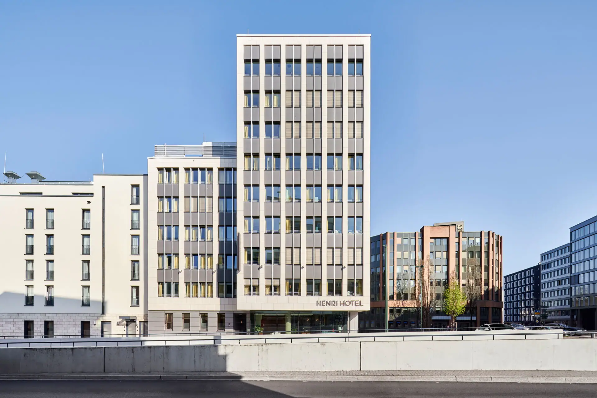 Gebäude mit vielen Fenstern