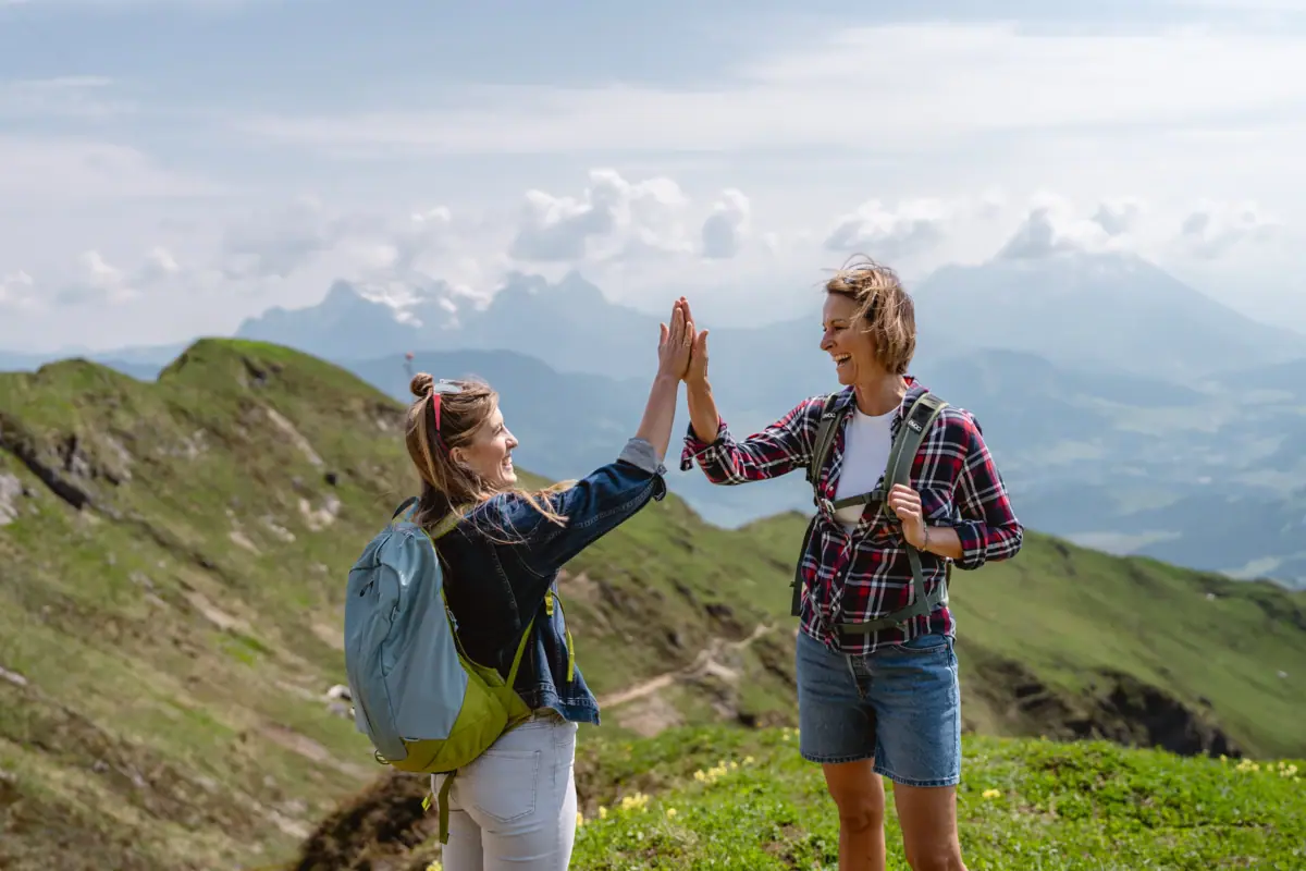 Kitzbüheler Horn Zwei Frauen geben sich auf dem Kitzbüheler Horn einen High-Five.