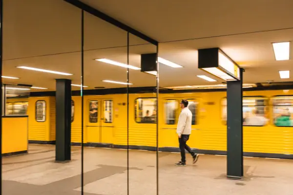 HENRI Berlin U Bahn Ein Mann geht in einer U-Bahn-Station.