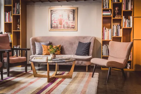 Loungebereich im HENRI Hamburg mit einer Couch und Stühlen.