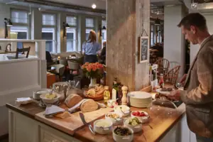 Buffet mit verschiedenen Speisen darauf.