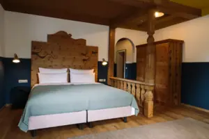 HENRI GAP Salon mit Balkon Ein Bett in einem Zimmer mit moderner Inneneinrichtung.