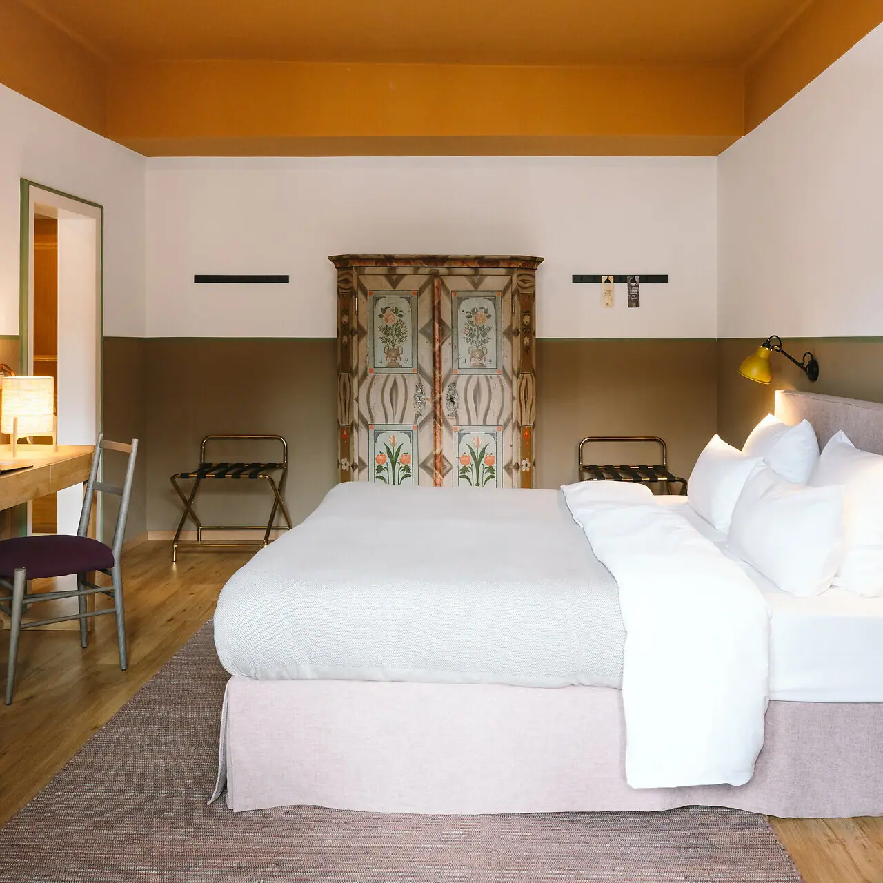 Ein Bett in einem Hotelzimmer mit stilvollem Interieurdesign.