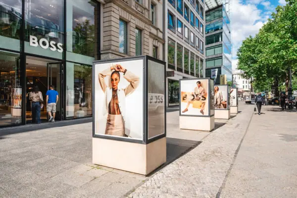 Kurfürstendamm Berlin Eine Gruppe von Schildern auf dem Kurfürstendamm in Berlin.
