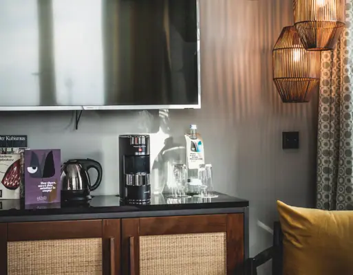 Ein Fernseher an einer Wand.