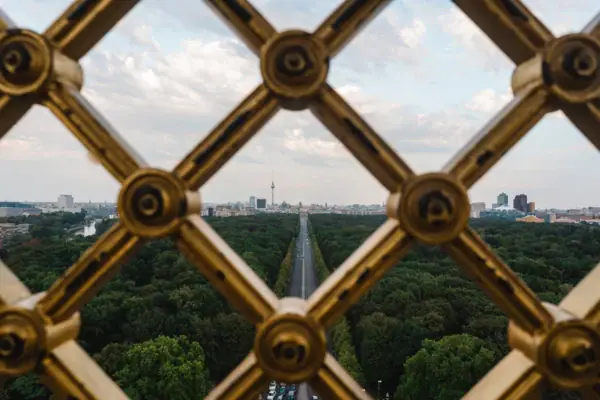 Ausblick auf Berlin durch ein goldenes Gitterfester