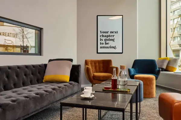 Ein Raum mit einem Sofa und einem Couchtisch.